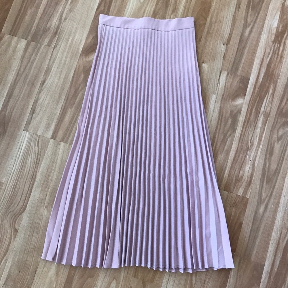 Pink pleated skirt